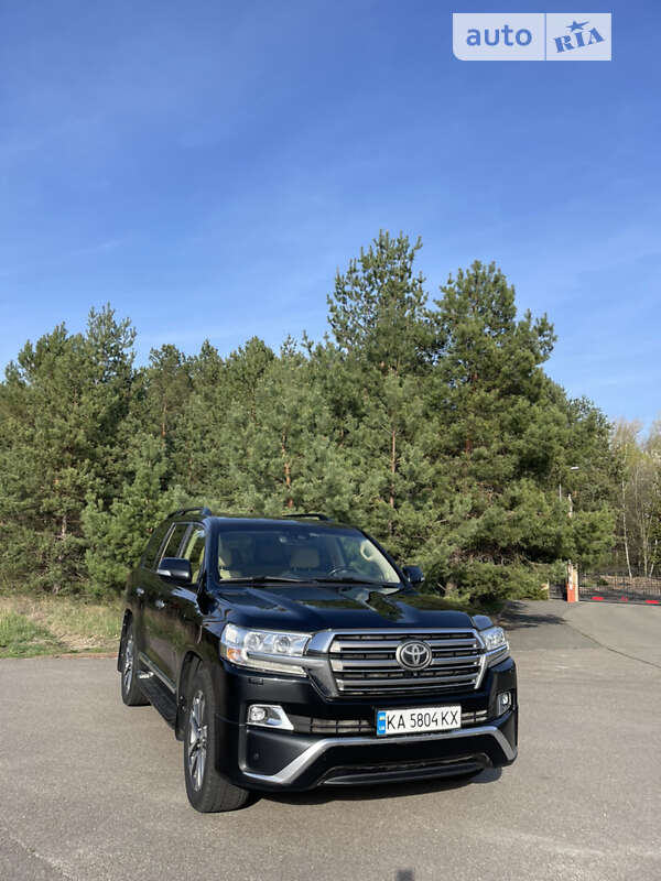 2017 toyota land cruiser 200
