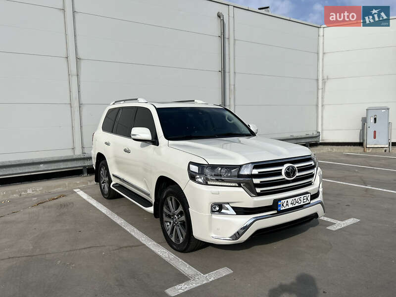 2017 toyota land cruiser 200