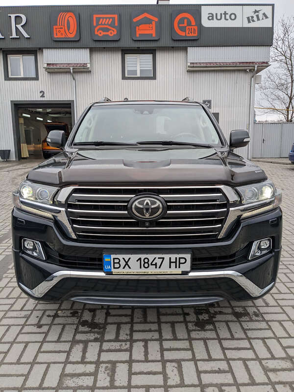 2017 toyota land cruiser 200
