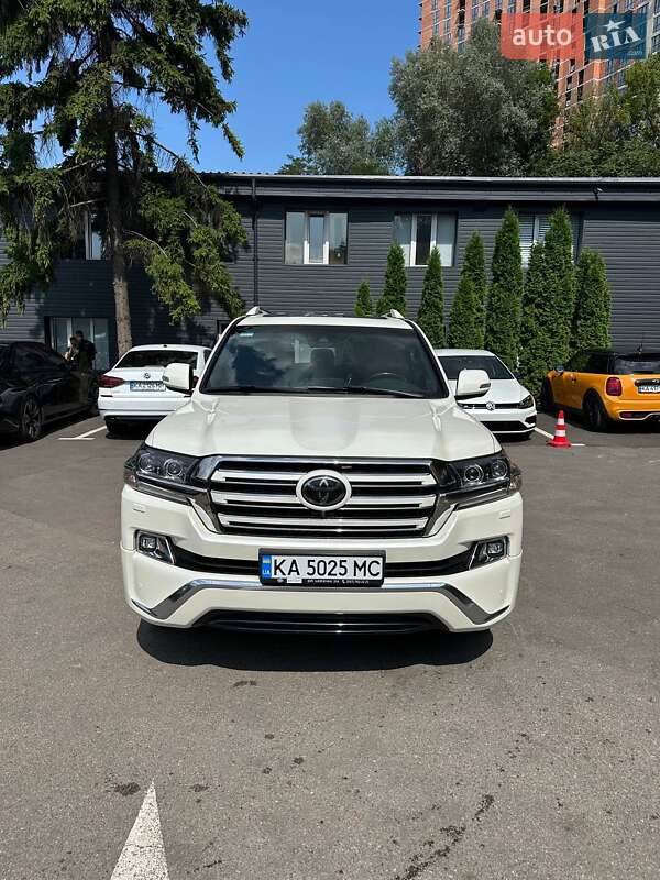 2017 toyota land cruiser 200