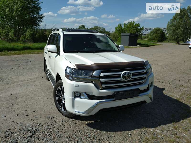 2017 toyota land cruiser 200