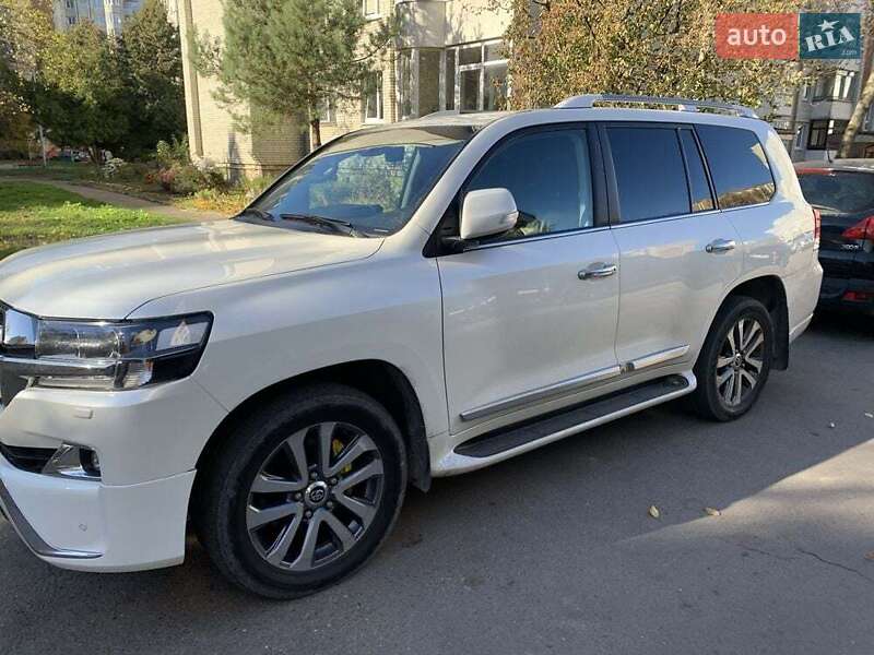 2017 toyota land cruiser 200