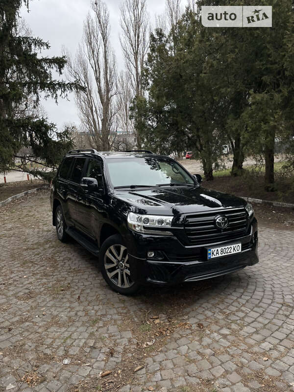 2018 toyota land cruiser 200