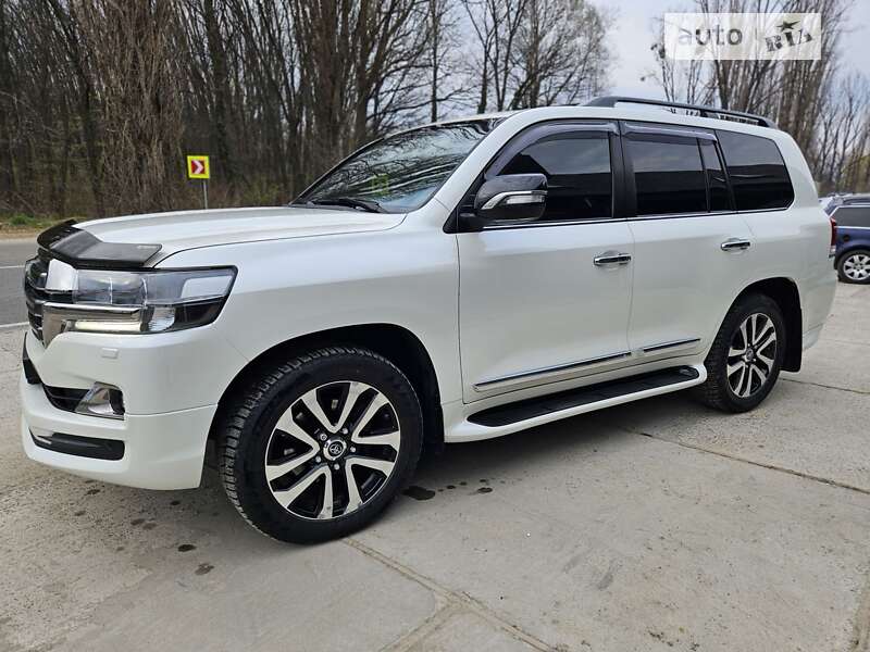 2018 toyota land cruiser 200