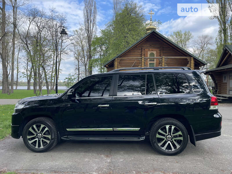 2019 toyota land cruiser 200