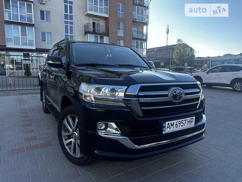 2019 toyota land cruiser 200