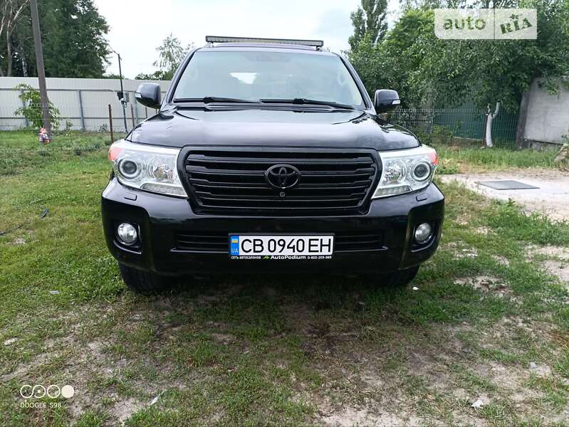 2013 toyota land cruiser 200