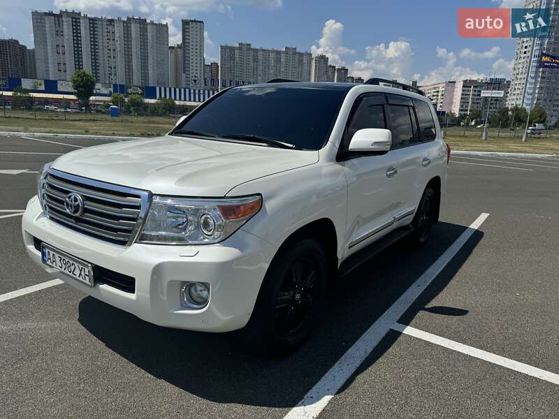 2013 toyota land cruiser 200