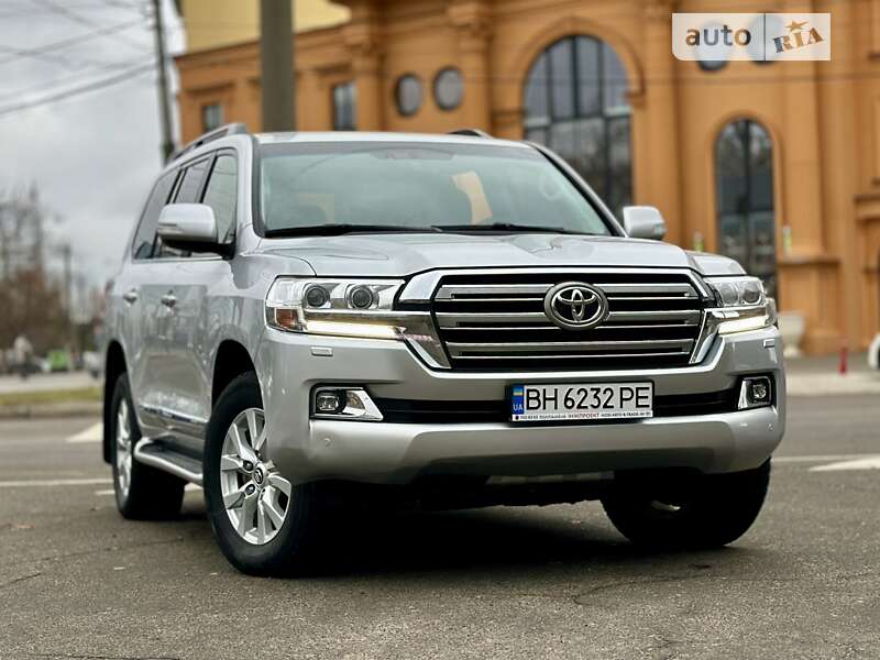 2017 toyota land cruiser 200