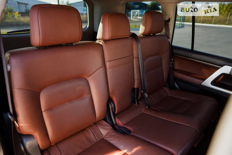 2017 toyota land cruiser 200
