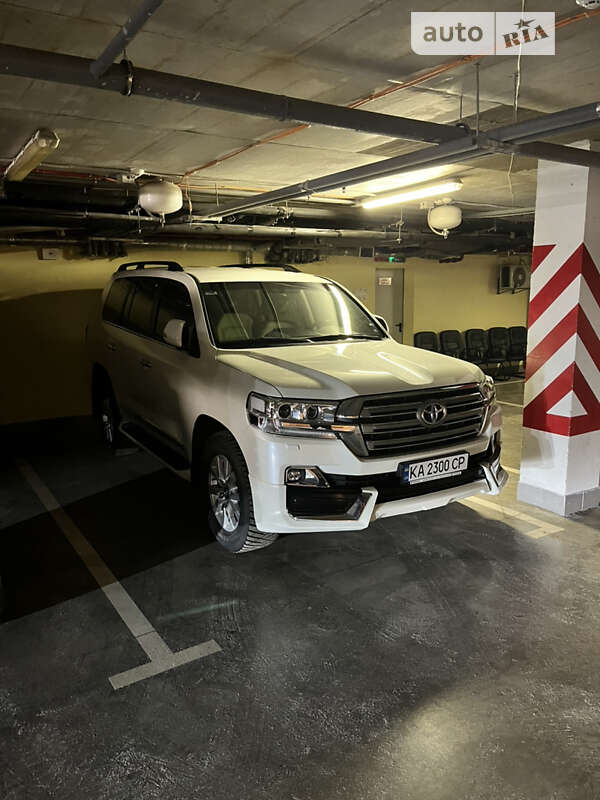 2020 toyota land cruiser 200