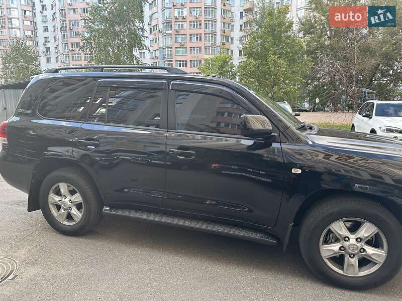 2011 toyota land cruiser 200
