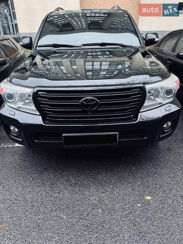 2012 toyota land cruiser 200