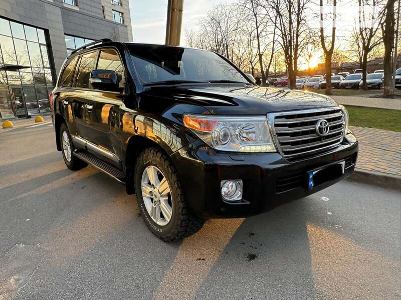 2013 toyota land-cruiser-200