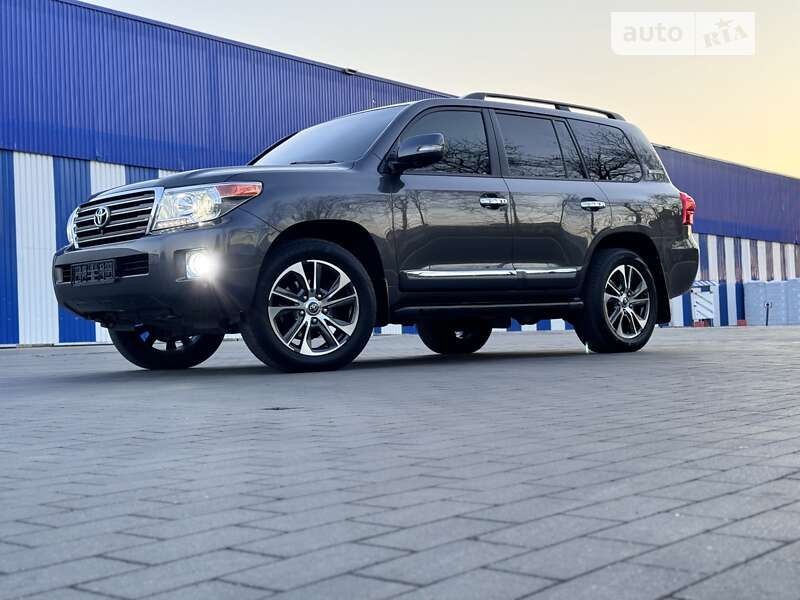 2012 toyota land cruiser 200