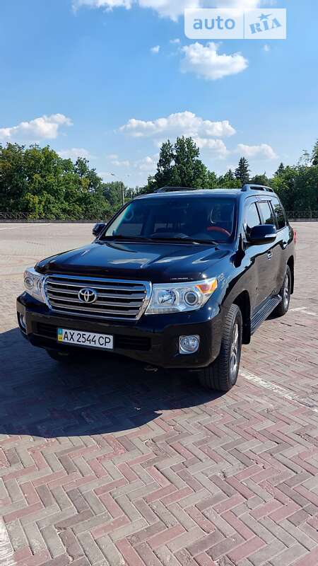 2012 toyota land cruiser 200