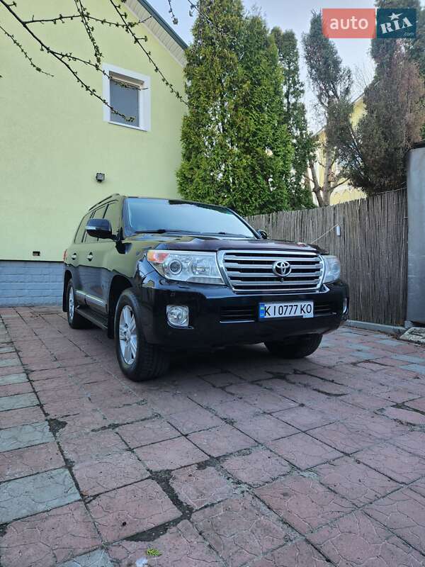 2012 toyota land cruiser 200