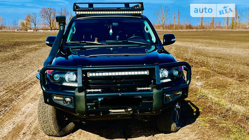2012 toyota land cruiser 200
