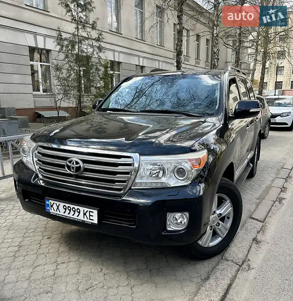 2014 toyota land cruiser 200