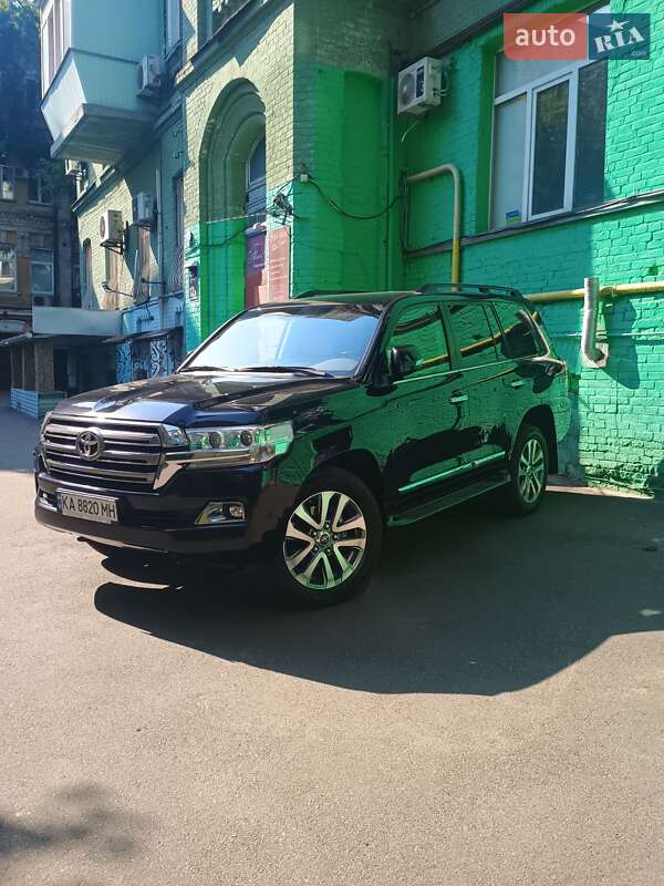 2020 toyota land cruiser 200