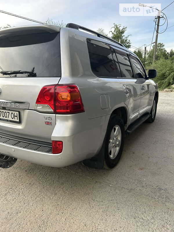 2013 toyota land cruiser 200