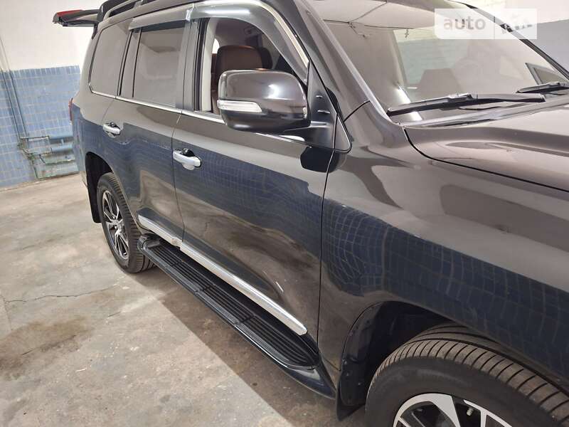 2021 toyota land cruiser 200
