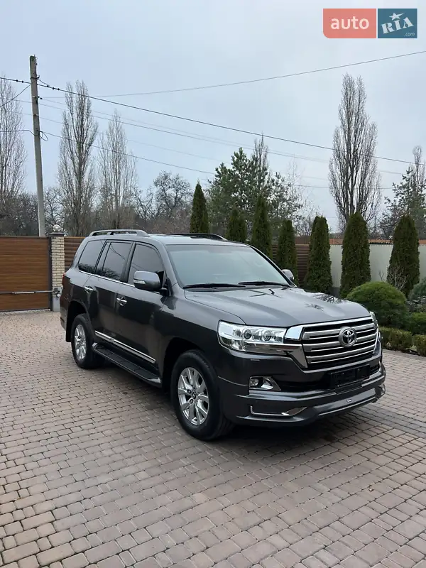 2021 toyota land-cruiser-200