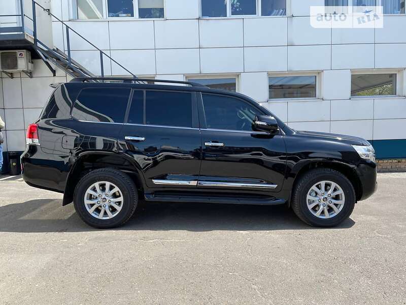2021 toyota land cruiser 200