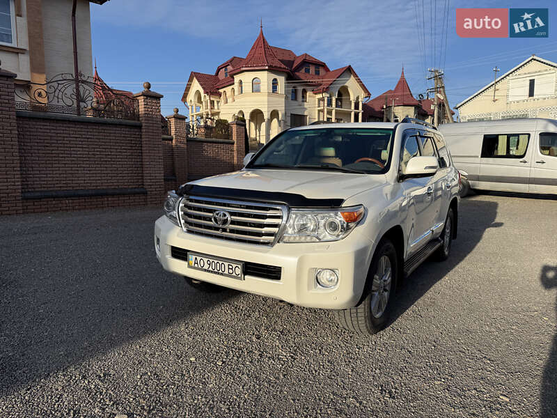 2013 toyota land cruiser 200