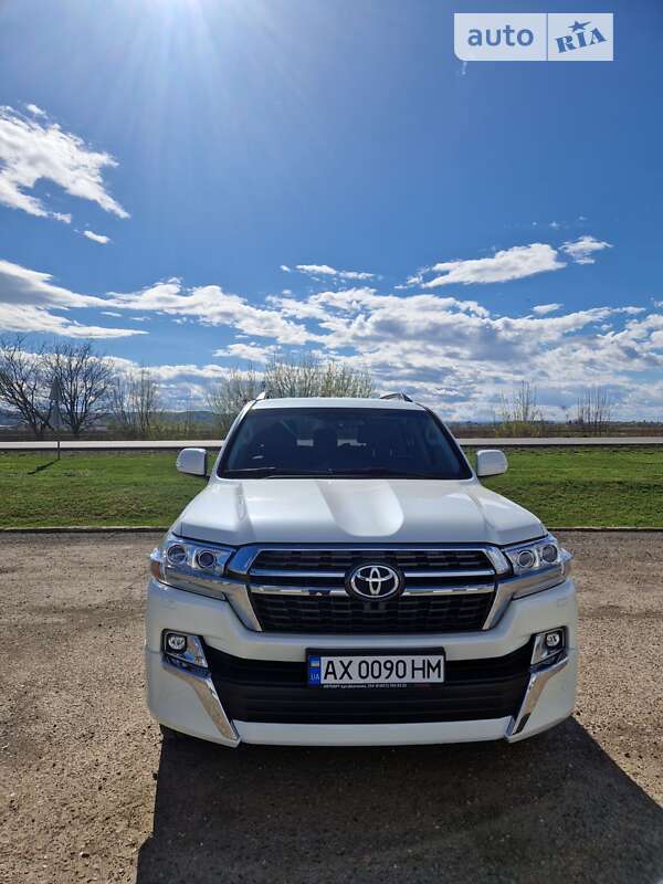 2019 toyota land cruiser 200