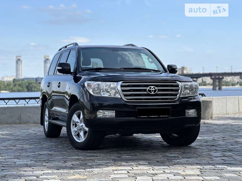 2011 toyota land cruiser 200