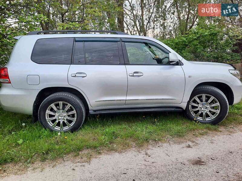 2011 toyota land cruiser 200
