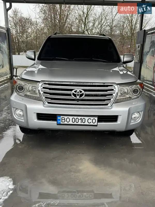 2012 toyota land cruiser 200