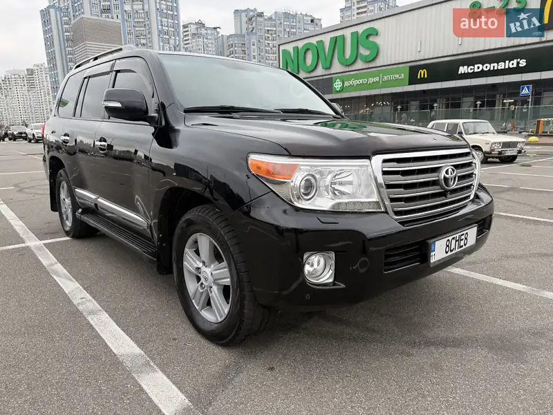 2013 toyota land cruiser 200