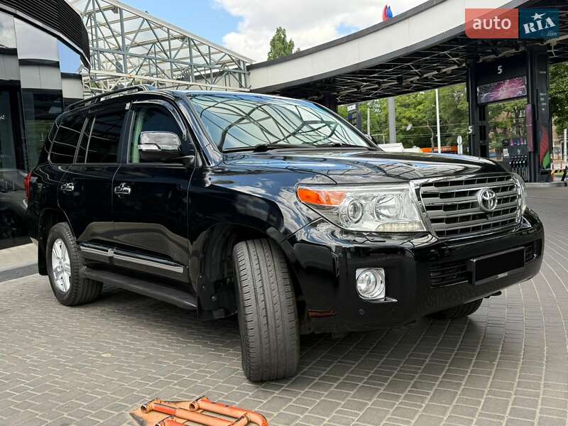 2013 toyota land cruiser 200