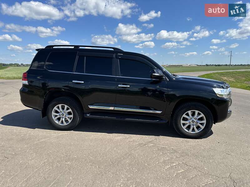 2017 toyota land cruiser 200