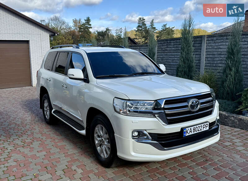 2017 toyota land cruiser 200