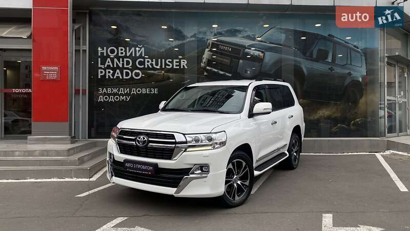 2019 toyota land cruiser 200