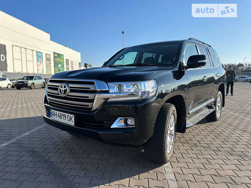 2020 toyota land-cruiser-200