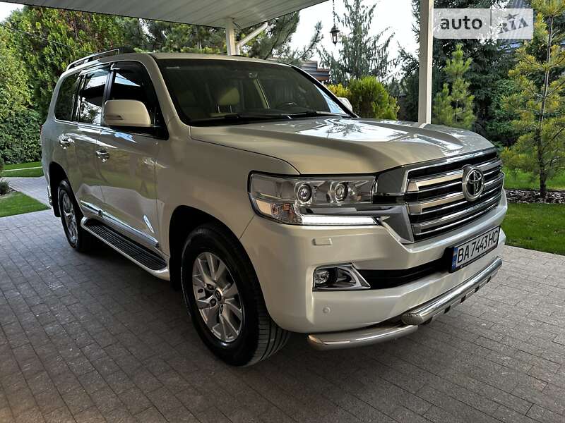 2020 toyota land cruiser 200