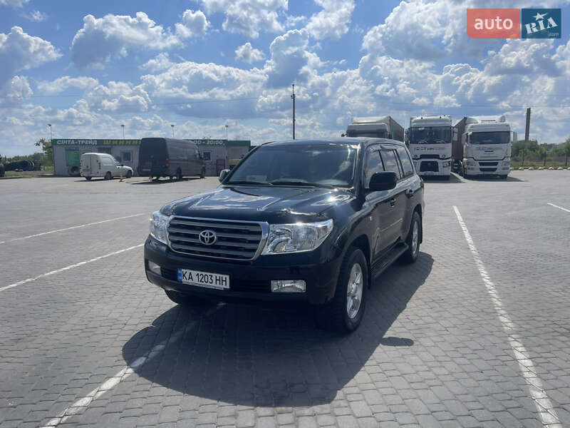 2010 toyota land cruiser 200