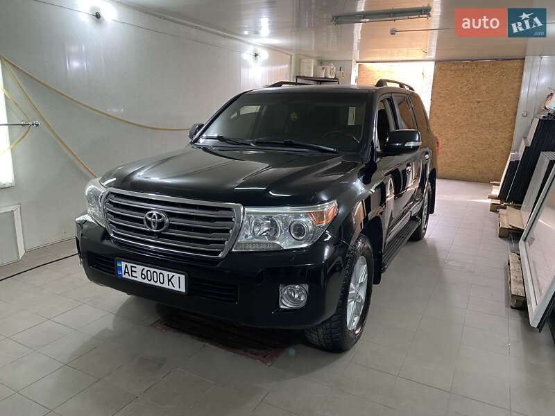 2013 toyota land cruiser 200