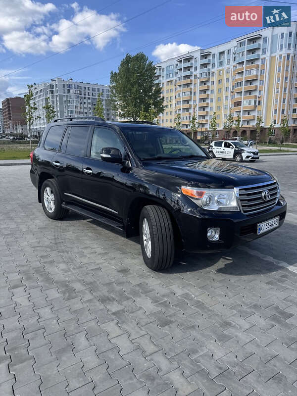 2013 toyota land cruiser 200