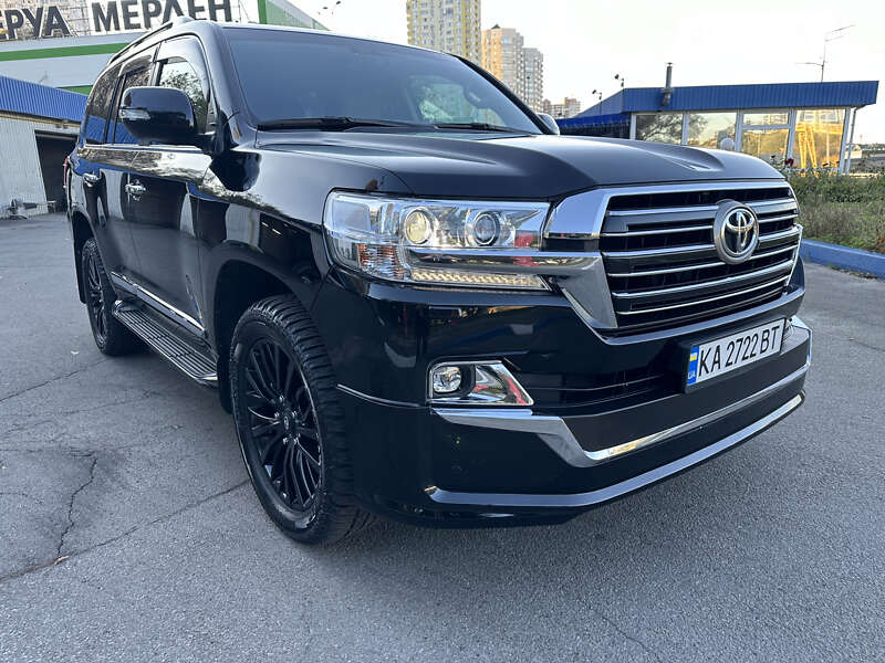 2020 toyota land cruiser 200