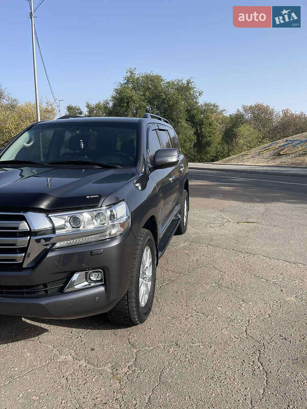2020 toyota land cruiser 200