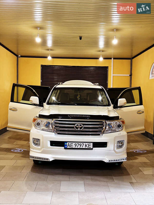 2013 toyota land cruiser 200