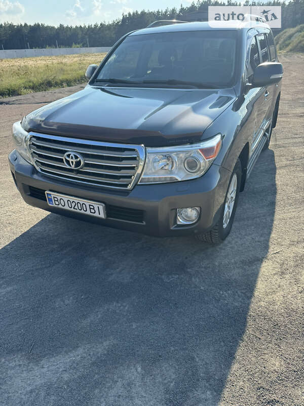 2013 toyota land cruiser 200