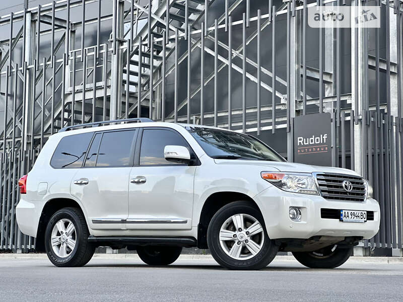2014 toyota land cruiser 200