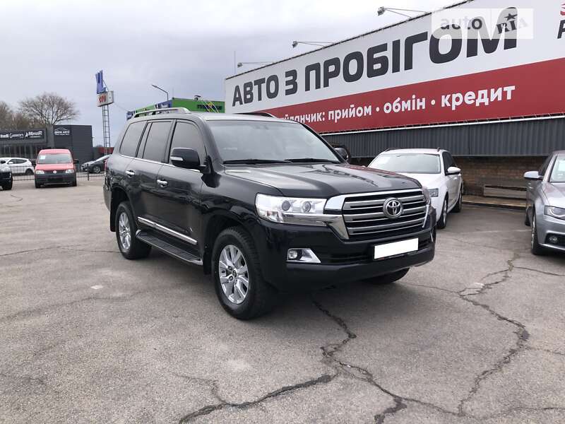 2019 toyota land cruiser 200