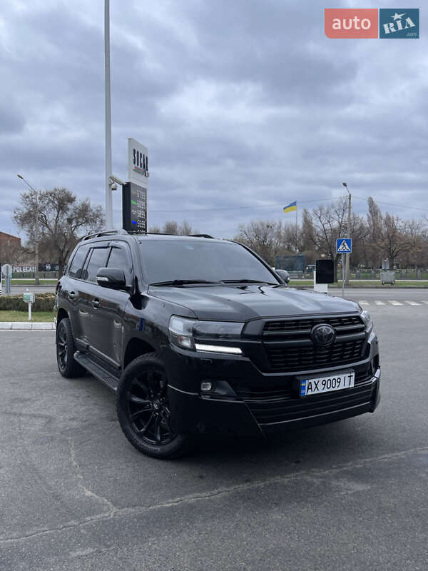2010 toyota land cruiser 200